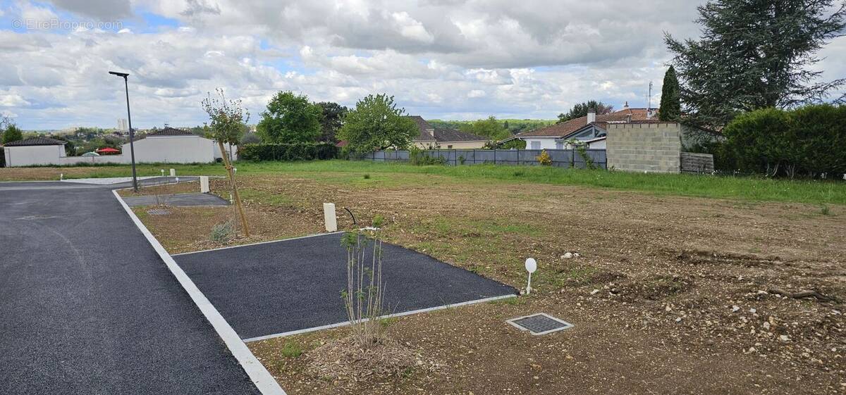 Terrain à SAINT-YRIEIX-SUR-CHARENTE