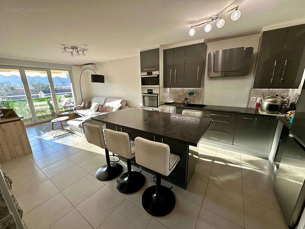 Appartement à LA ROQUETTE-SUR-SIAGNE