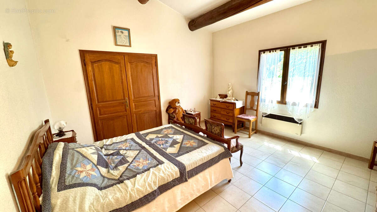 Maison à ENTRAIGUES-SUR-LA-SORGUE