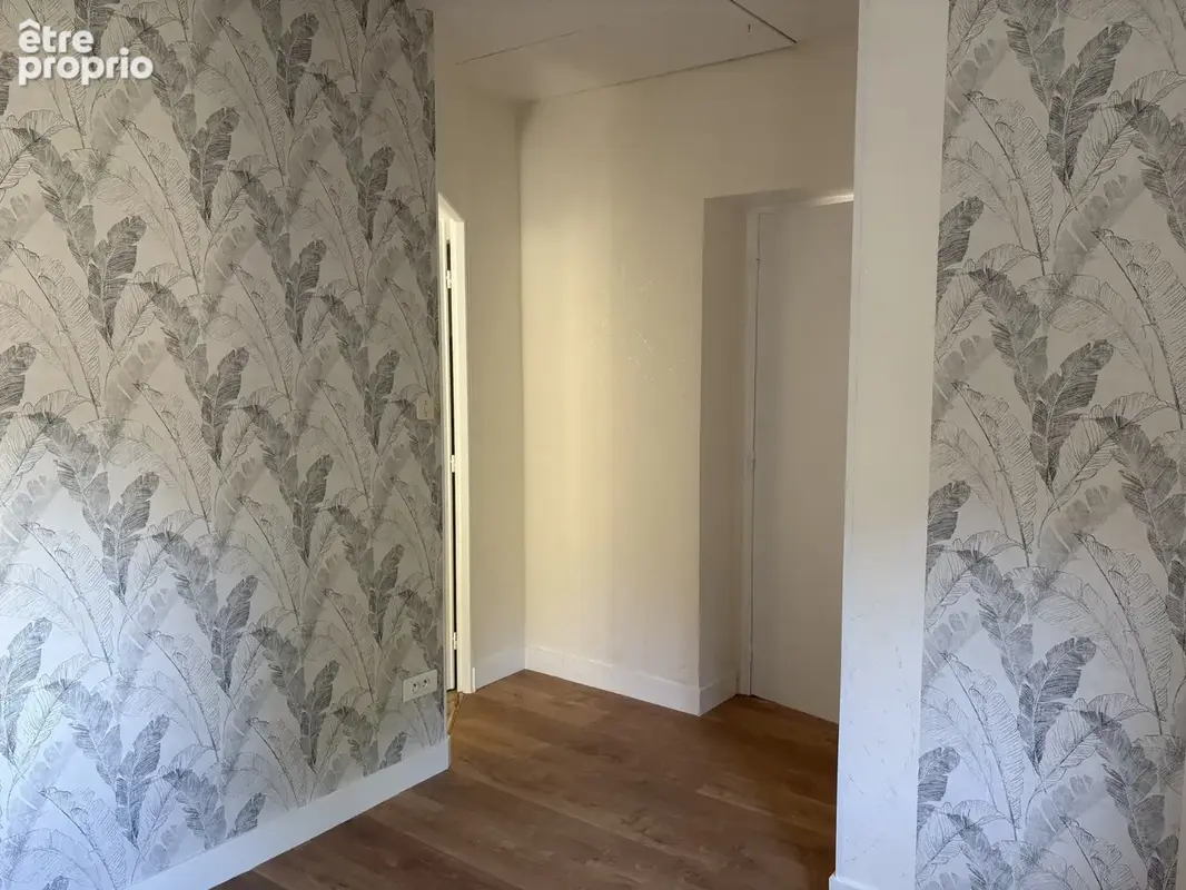 Saint-Yrieix-la-Perche : Maison de ville rénovée 2 pièces avec garage et jardin clos - photo 10
