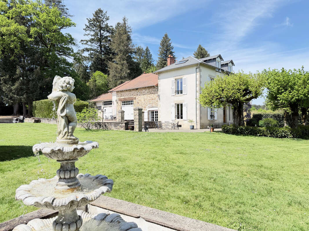 Propriété de 239 m2, sur 2,5 ha de terres et bois. - photo 2