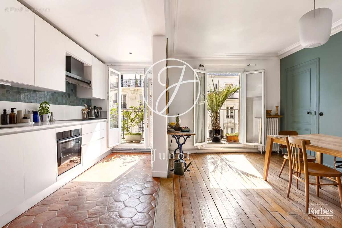 Paris 18e - CLIGNANCOURT - Appartement - 7 pièces - 160,12 m² Carrez - Balcon filant - Vue dégagée, ciel - photo 3