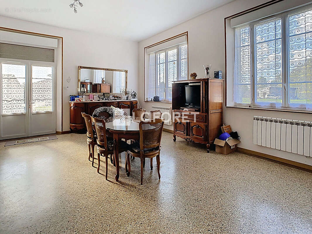 Maison à LES CHARMONTOIS