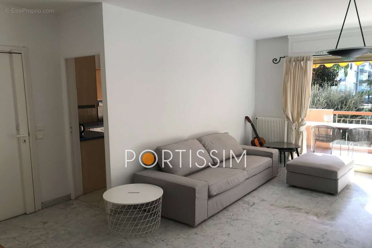 Appartement à SAINT-LAURENT-DU-VAR