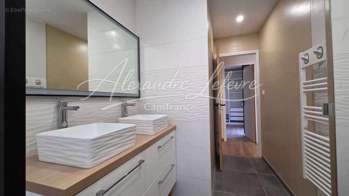Angoustrine – Appartement T4 rénové avec beaux volumes - photo 9