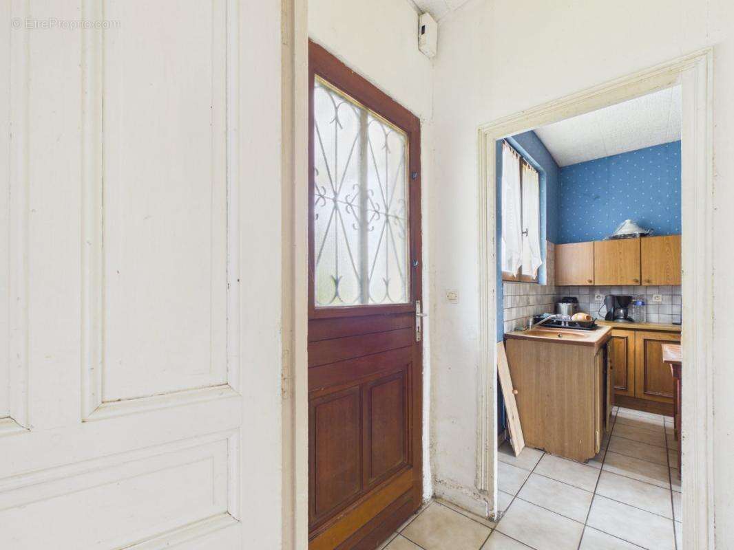 Maison 154 m² à Clastres  - photo 2