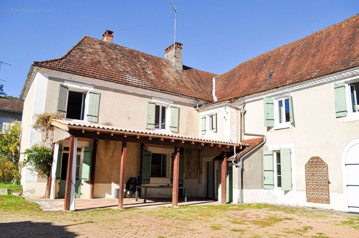 Maison en pierre - 247 m² - 8 chambres - Terrain 2 130 m² - Savignac-les-Églises - photo 2