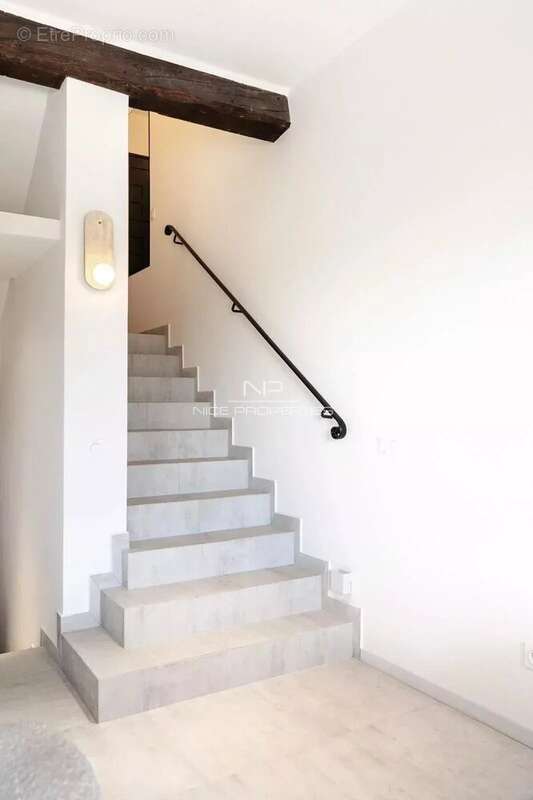 Villa – Élégance avec vue mer dans une résidence privée à Cannes. - photo 15