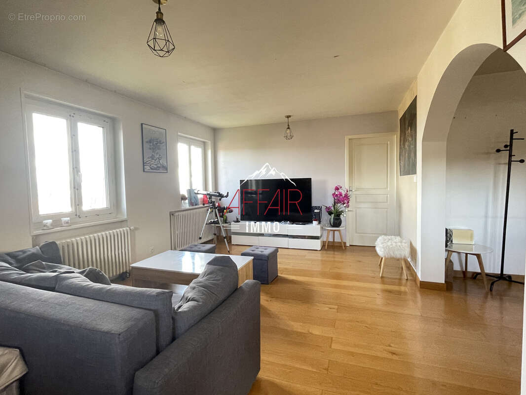 Appartement à COLLONGES-SOUS-SALEVE