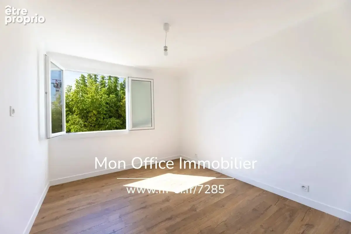 Référence : 7285-NAM - Appartement 4 pièces balcon cave et parking - photo 7