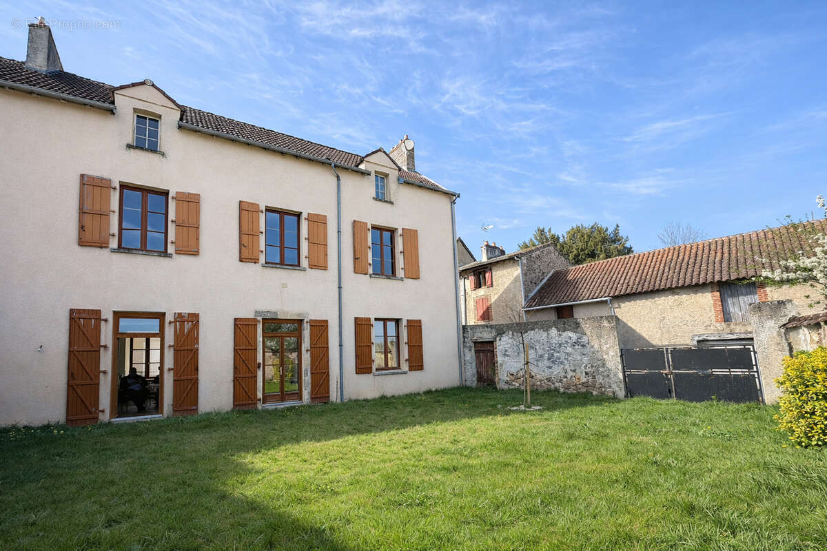 Maison à MAGNAC-LAVAL