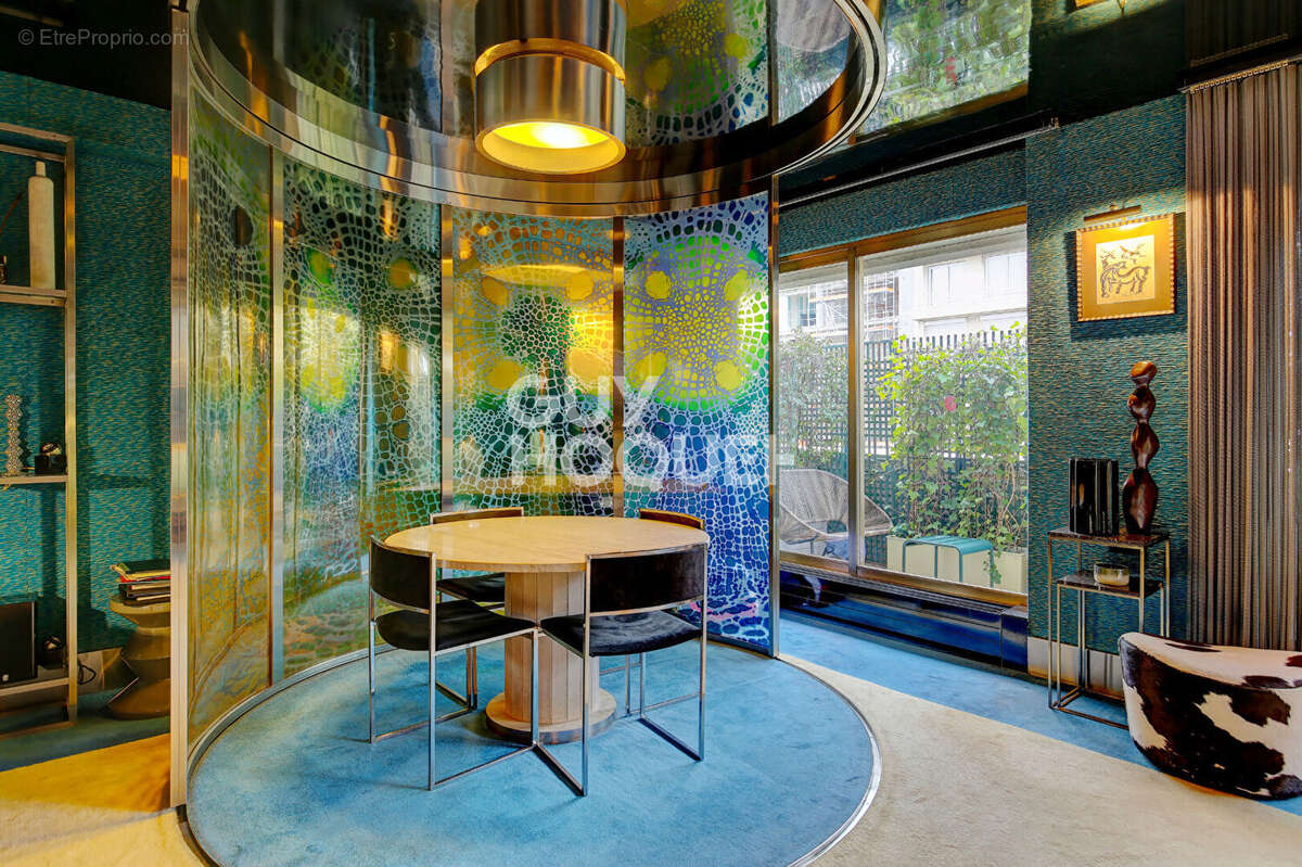 Appartement à PARIS-16E