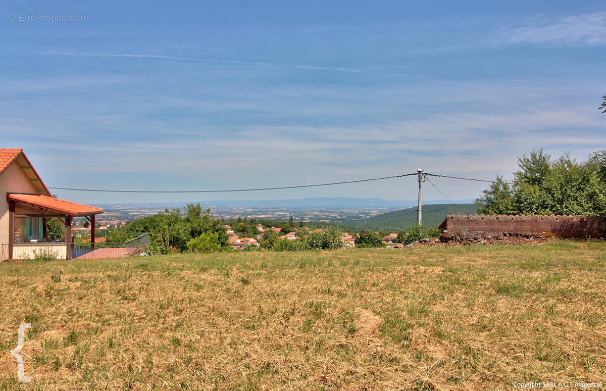 Terrain à VOLVIC