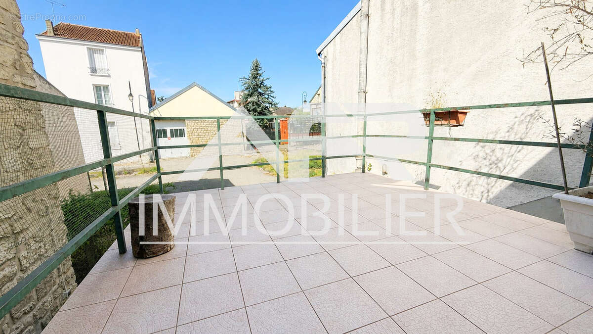 3 pieces vieux village avec terrasse et box - photo 2