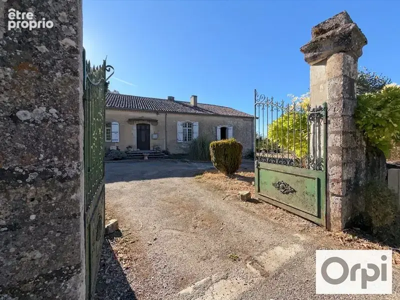 Superbe propriété XIXème de plus de 320 m² habitable à rénover avec ses dépendances et terrain autour - photo 18