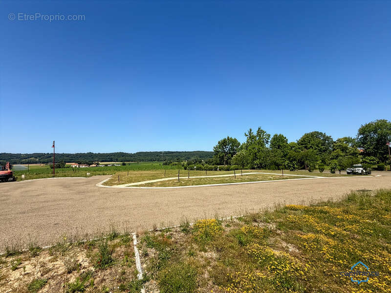 Dpt Gers (32), à vendre BERNEDE terrain constructible de 1335 m² viabilisé et borné, au calme - photo 5