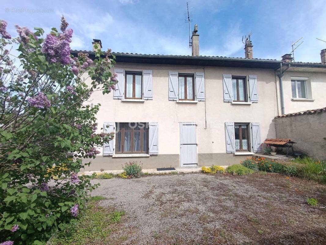 Maison à CHARNECLES