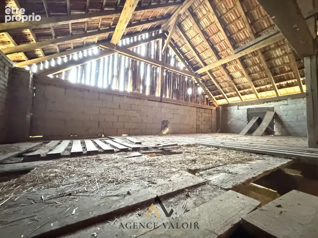 Maison à rénover avec grange, deux garages et une écurie - photo 16