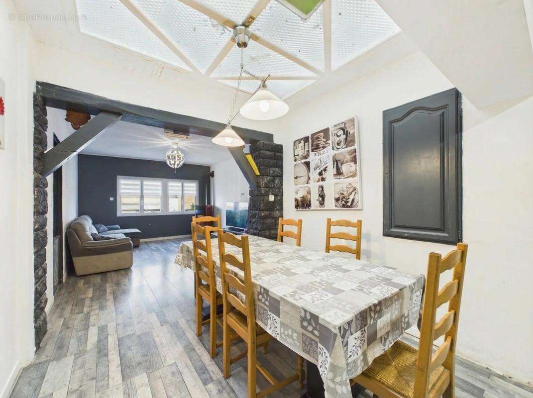 Maison à QUIEVRECHAIN