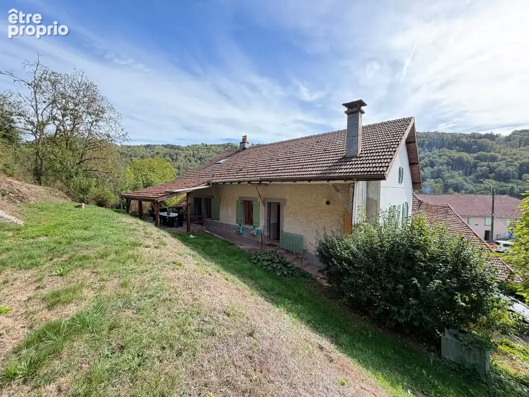 Vente maison de village rénovée, mitoyenne par l'arrière, sur terrain de 7,07 ares LA LONGINE - photo 3