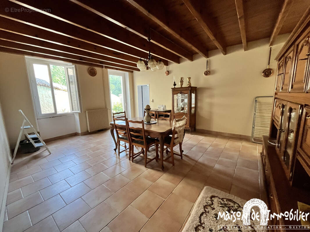 À Vendre à LOUZAC SAINT ANDRÉ - Spacieuse maison Charentaise - 210m2 - 6 pièces - photo 3