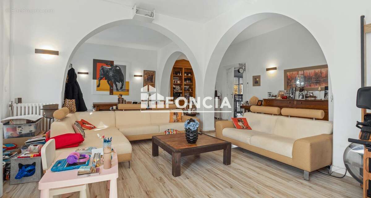 Domaine d'exception de 765 m² : résidence de prestige, gîtes et salle de réception sur 2,5 hectares - photo 9