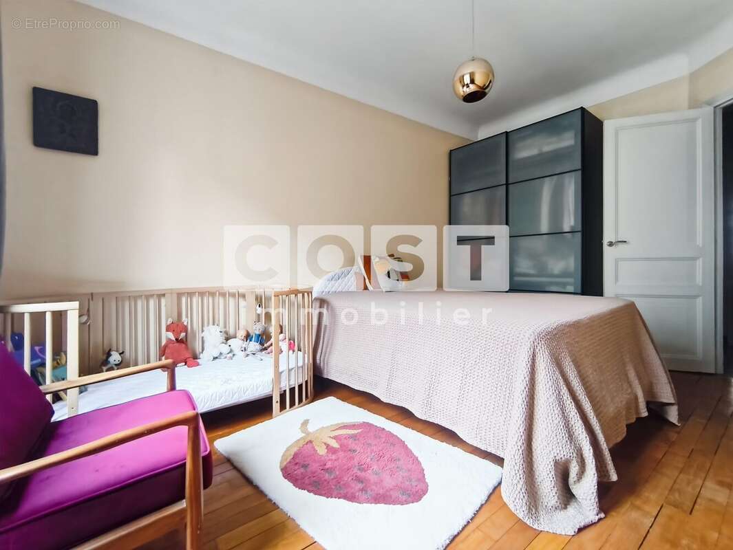 Appartement à COURBEVOIE