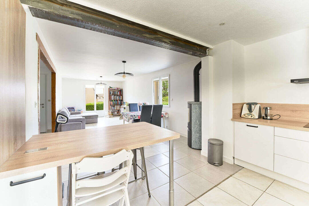 Salon-séjour lumineux avec poêle à bois - maison familiale - Maison à BOURGNEUF-EN-MAUGES