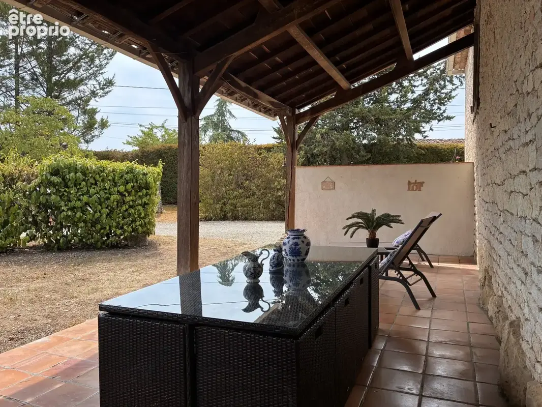 Ensemble quercynois avec pigeonnier, grange en pierre, piscine et gîte. - photo 3