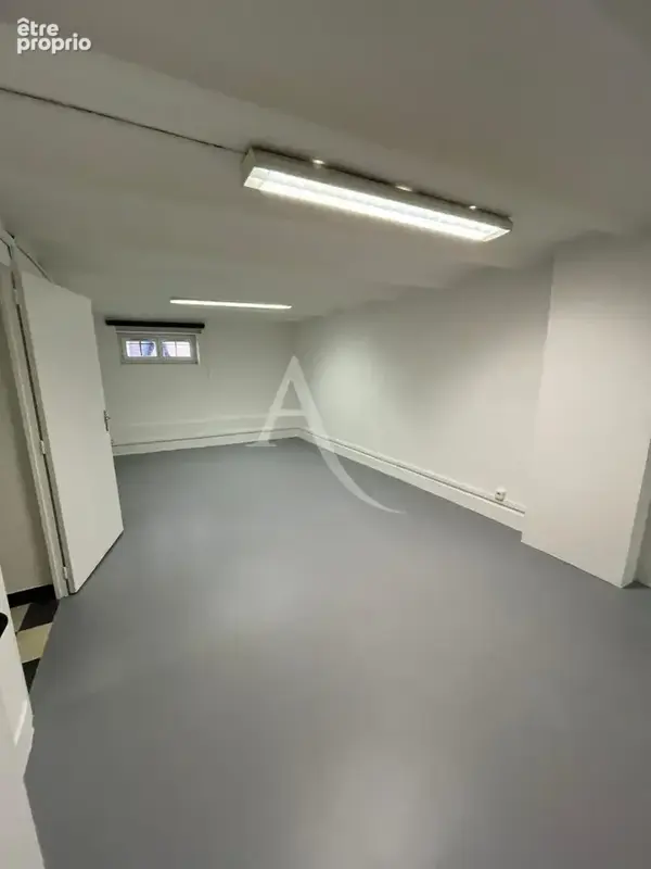 Entrepôt / local Stockage / atelier /MURS - Cannes 99 m² proche banane - photo 2