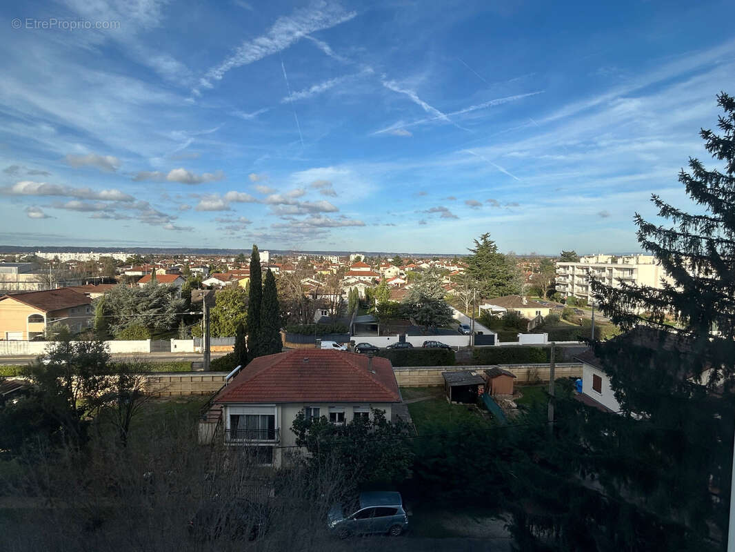 Appartement à MEYZIEU
