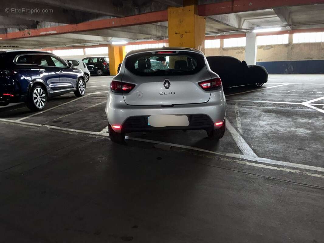 Parking à PARIS-17E