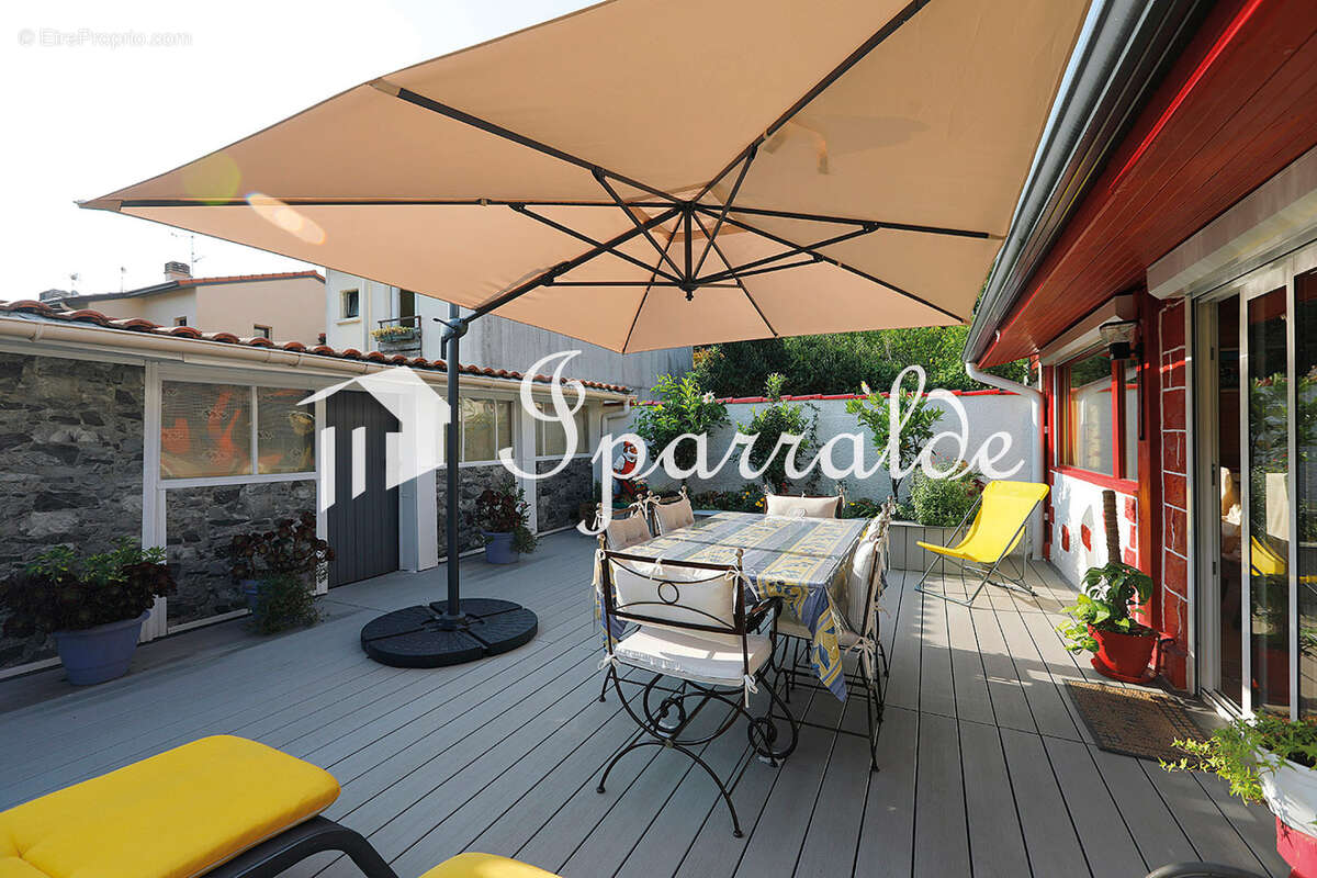 Grande maison familiale F5 lumineuse avec garage, double terrasse et beaux volumes - photo 7