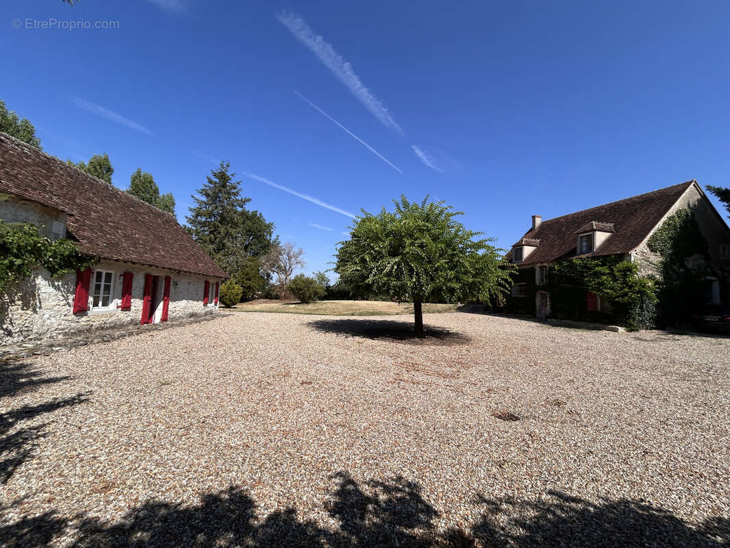 Propriété 10 pièces avec piscine à Chalais (36) - photo 2