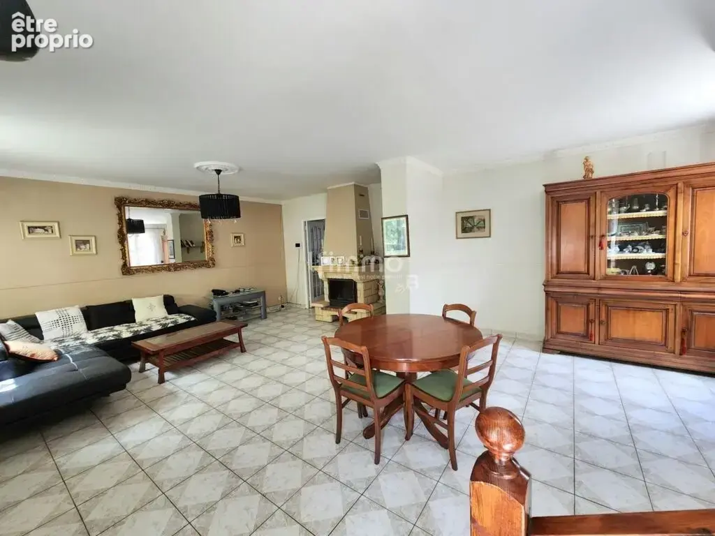 Maison familiale avec jardin et dépendance - photo 2