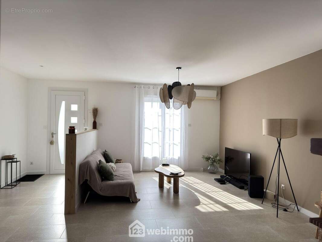 Salon... - Maison à TOUTLEMONDE