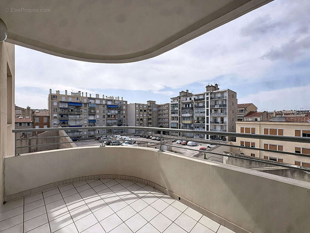 A vendre un appartement 2 pièces 38 m2 avec deux terrasses/ vue bonne mère et stationnement secteur Conception/Lodi 13005 MARSEI - photo 2