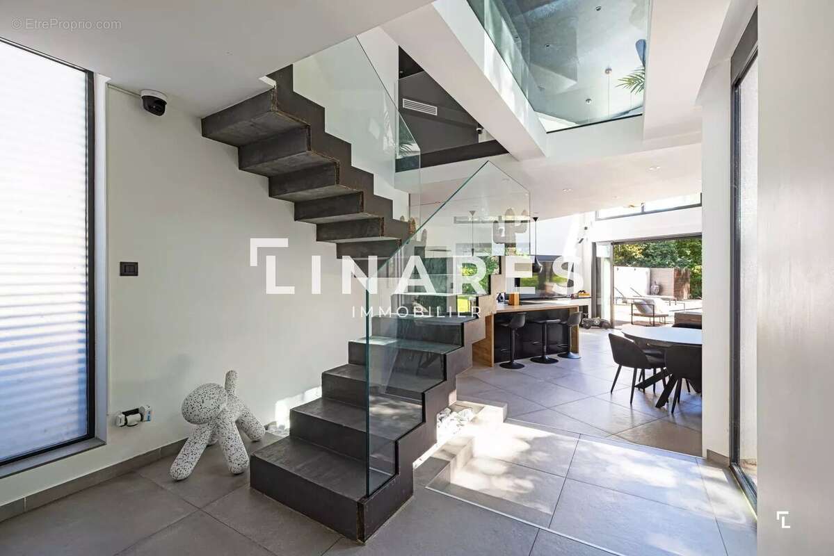 LA CONFIDENTIELLE - Villa T4/5 de 155m² - Piscine - Garage 39m² - Terrain 985m²  - 13012 MARSEILLE - photo 10