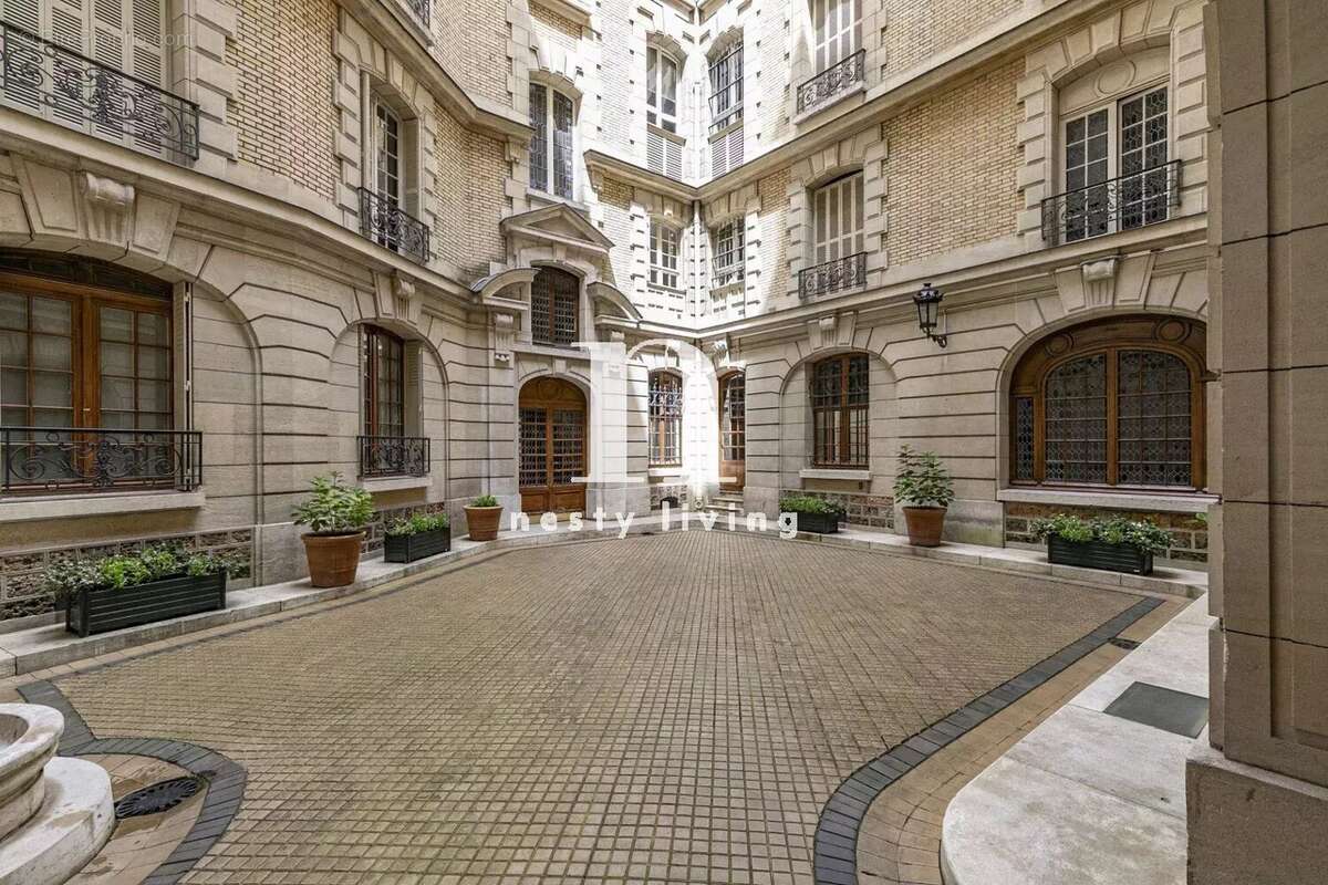 Appartement à PARIS-16E