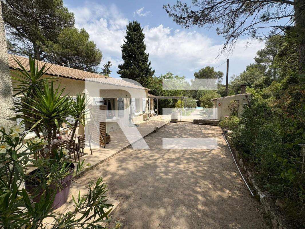 A vendre dans les hauteurs de nimes maison de 168 m² - photo 2