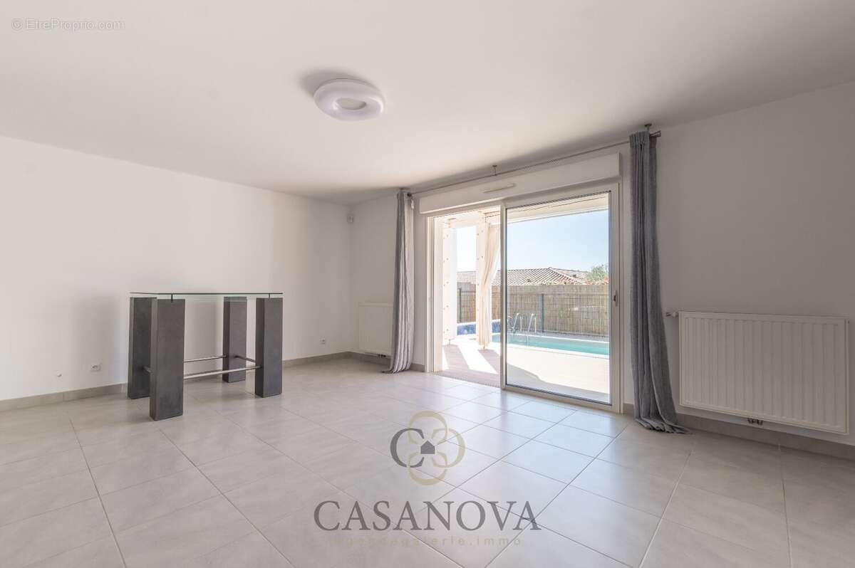 Maison 3 chambres piscine, 2 stationnements, dépendance Saint Clement de Rivière - photo 3