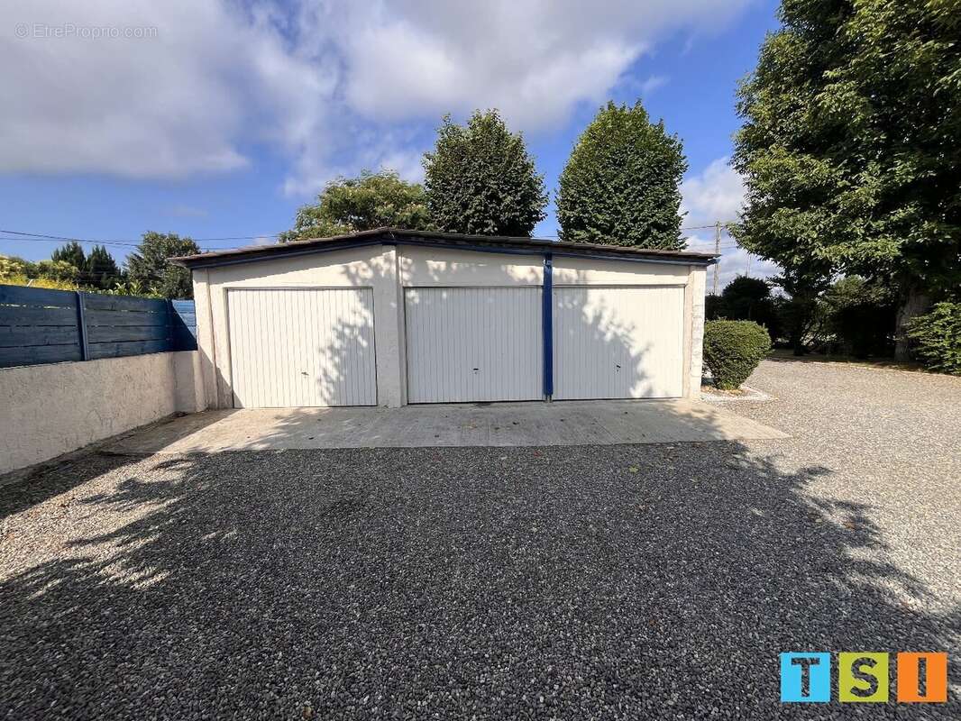 Maison rénovée 151 m²  4 chambres  Terrain 2120 m²  Piscine  Triple garage - photo 16