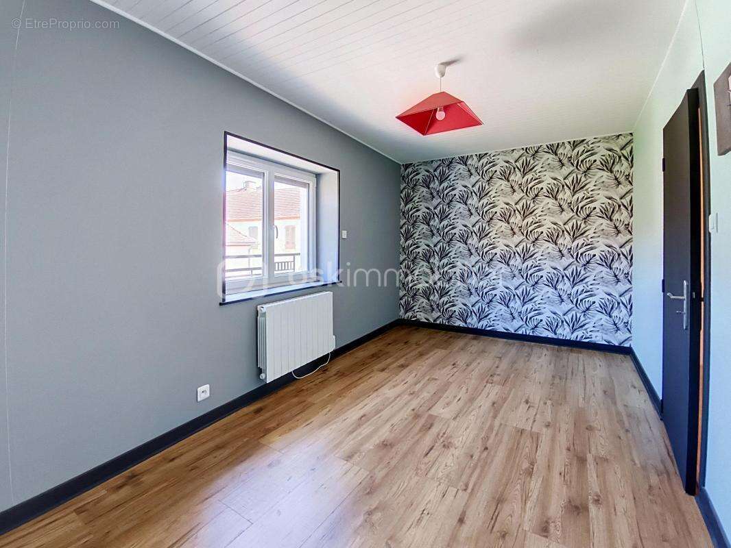 Maison entièrement rénovée de 130 m² avec garage et potentiel d'aménagement - photo 12