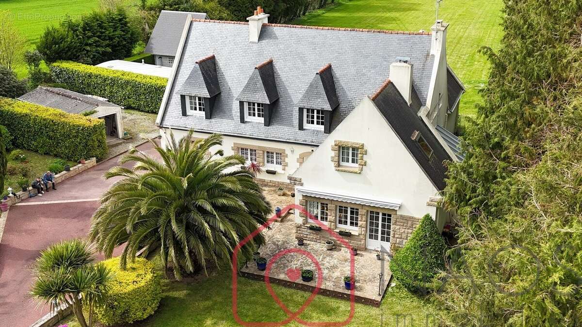 Concarneau  Demeure de style breton de 260 m² utiles sur un terrain clos de 6500m2 - photo 3