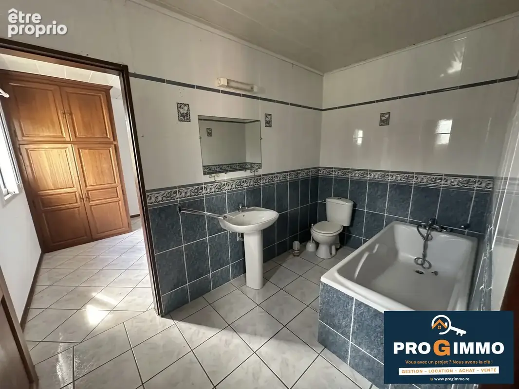 Maison 135 m² à Saint-Benoit  - photo 4