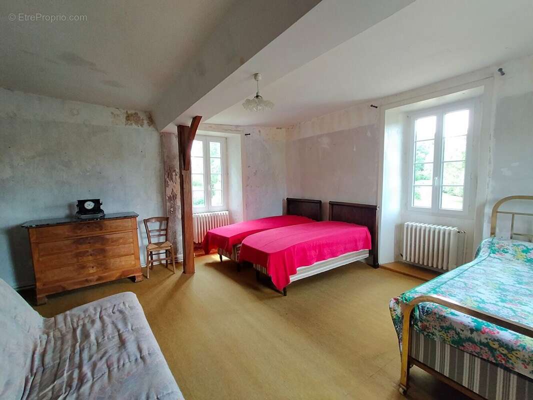 Maison avec étang à vendre à Courcité chambre - Maison à COURCITE