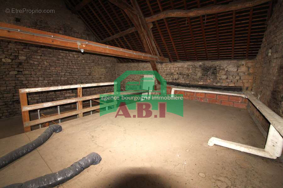 58,  Maison habitable de suite à rafraichir au gout du jour - de plain-pied sur 2345m2 de terrain. - photo 15