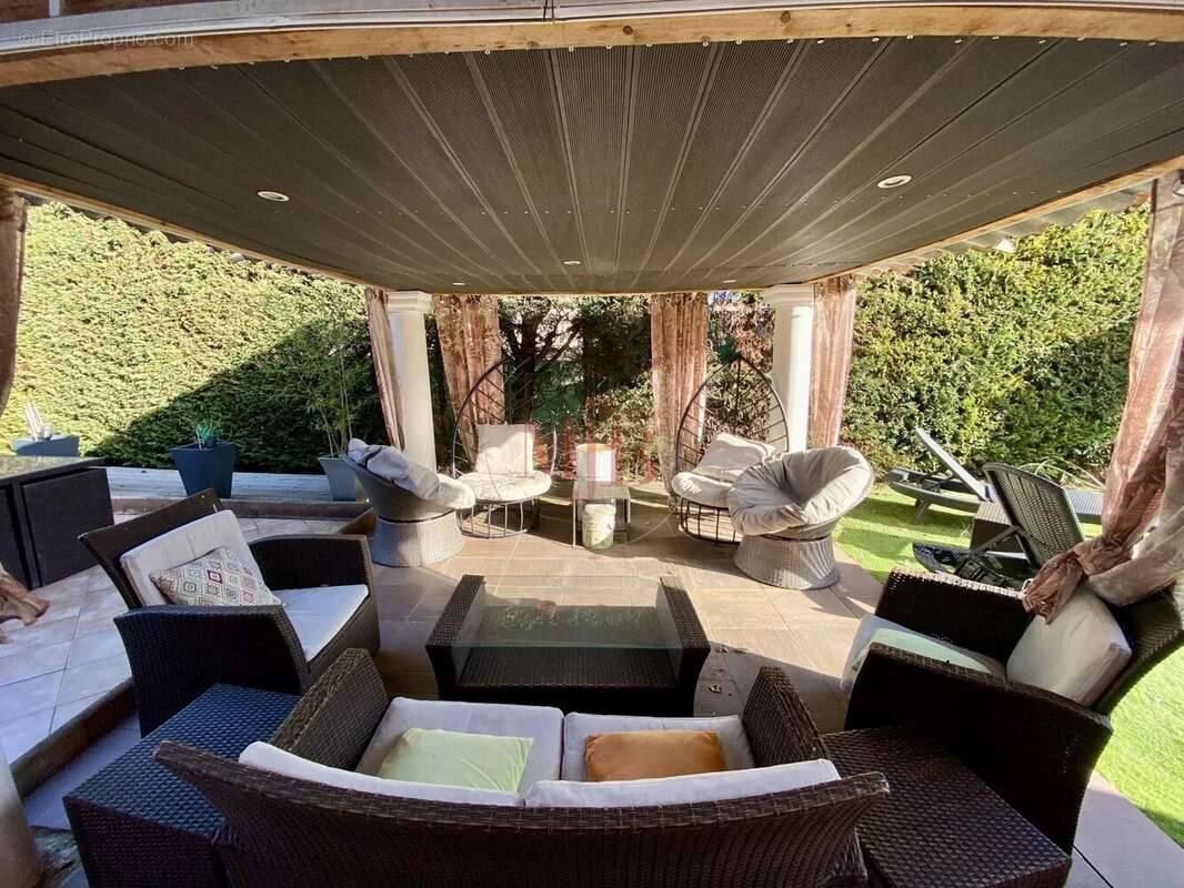 Maison à CHATEAUNEUF-LE-ROUGE