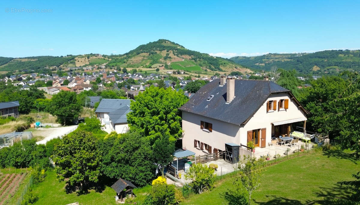 Maison d'environ 255 m² avec 2 Logements + 954 m² de terrain - photo 2