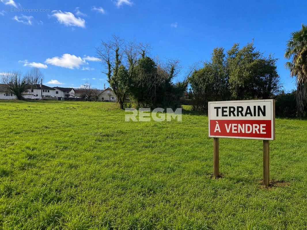 Terrain à LESCAR